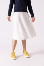 חצאית סריג לבנה וגסקה