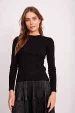 רצועת טקסט: חולצה שחורה של אופנה נוחה ללבוש, מקסימה ומשדרת אופנתיות.