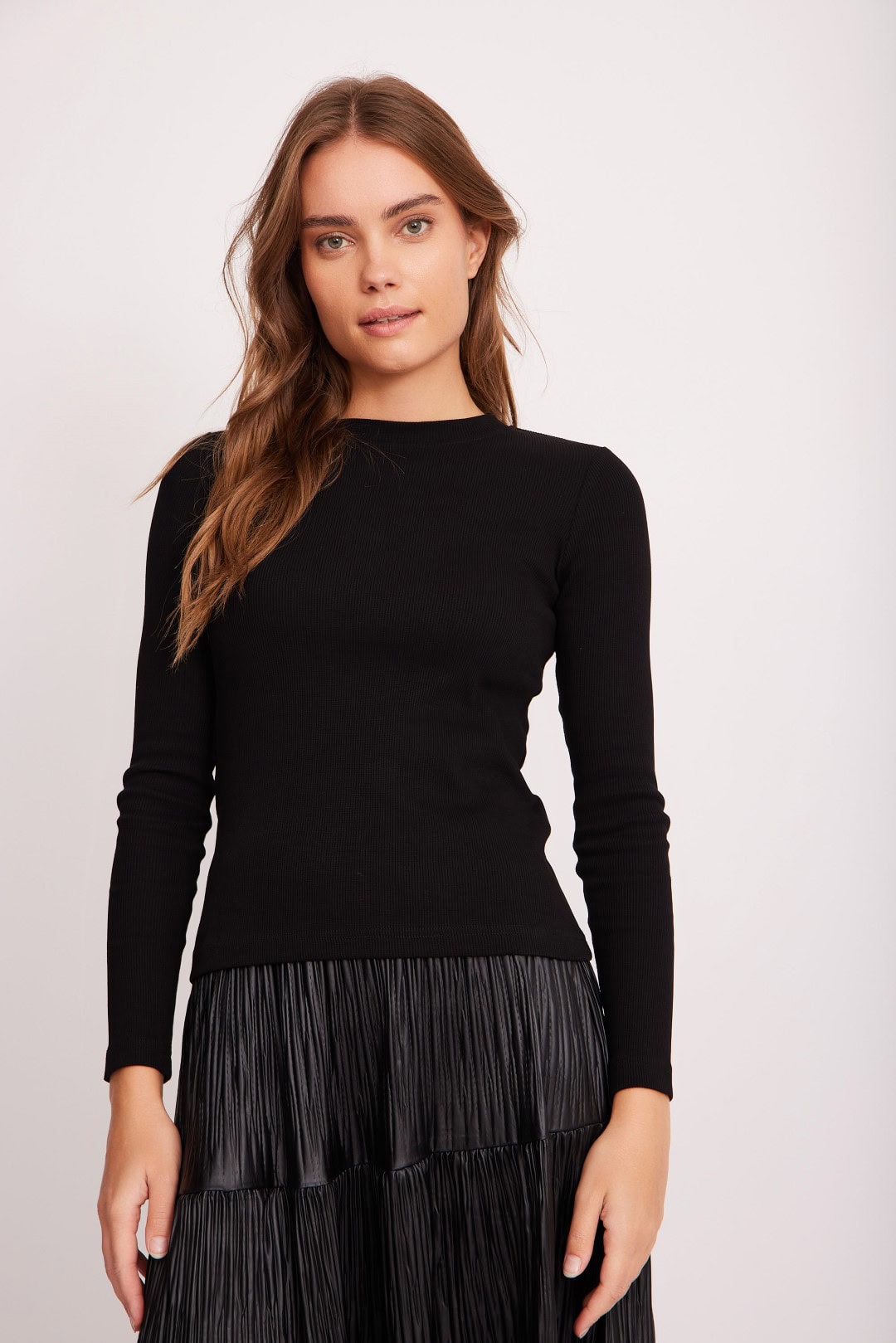 חולצת ריבס שחורה רצועת טקסט: חולצה שחורה של אופנה נוחה ללבוש, מקסימה ומשדרת אופנתיות.