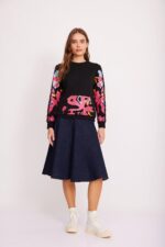 יפה בלבוש אופנתי ונוח עם סווטשירט מעוצב.