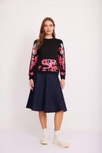 יפה בלבוש אופנתי ונוח עם סווטשירט מעוצב.