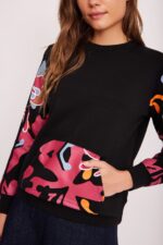 חץ על בגד בלנס עם עיצוב צבעוני ואופנתי.