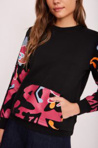 חץ על בגד בלנס עם עיצוב צבעוני ואופנתי.