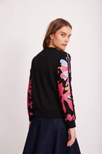 חולצת ספורט נוחה עם הדפס צבעוני, אופנתית ומיוחדת לילדות ולנשים.