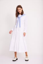 שמלה לבנה קומות עם שרוולון תכלת