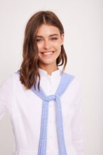 שמלה לבנה קומות עם שרוולון תכלת