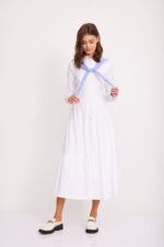 שמלה לבנה קומות עם שרוולון תכלת