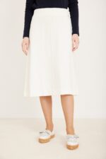 חצאית לבנה מקסימה לאירועים מזדמנים ויומיומיים.