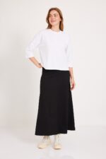 שמלה שחורה ארוכה עם גופיה לבנה אלגנטית לנשים, אופנה נוחה ללבוש.