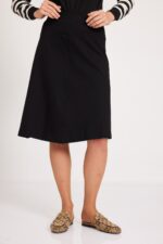 Comfy black midi skirt for women, stylish casual office wear, אופנה לנשים, חצאית מיקרו שחורה, הלבשה נוחה ללבישה.