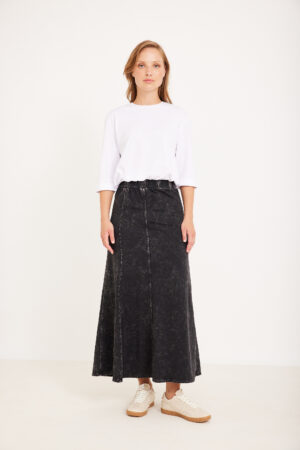 חולצה לבנה ארוכה לנשים של מותג אורדמן אופנה נוחה ללבוש.