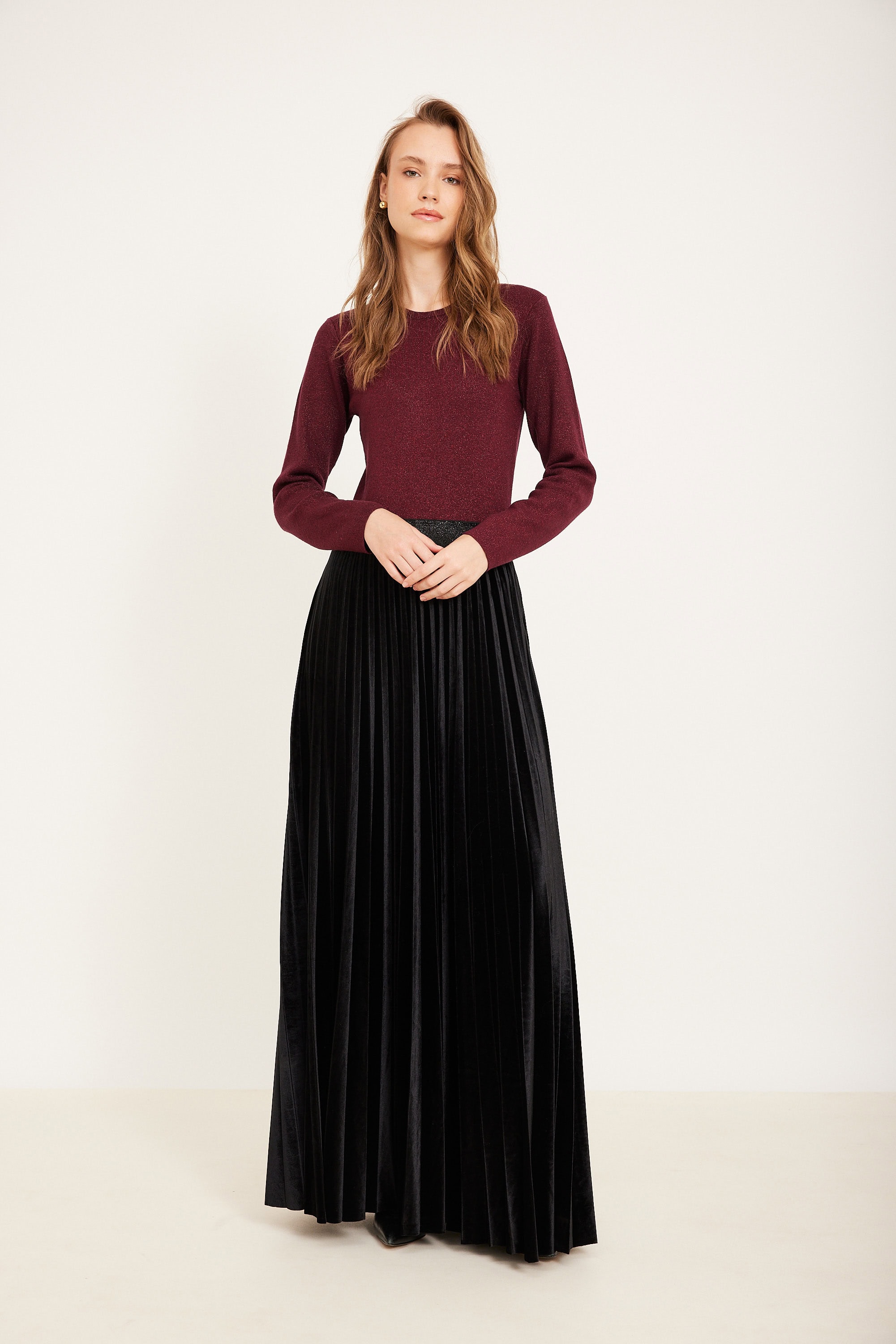 שמלת קטיפה סריג בורדו חלון תצוגה של אופנת אופנה נוחה ללבוש אופנת אורדמן, בלייזר עם חצאית מפוארת.