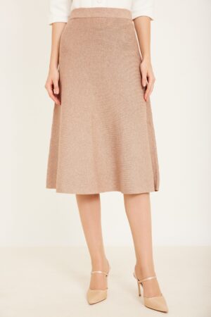 חצאית מיני באורך מתולתל עם גזרה מחמיאה לנוחות וסטייל אופנה נשית ליום-יום.