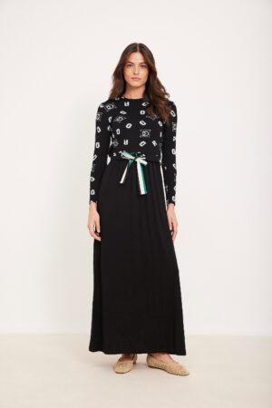 שמלת מקסי שחורה עם חגורה צבעונית, לבוש אופנתי ונוח ללבוש, עיצוב מודרני ואופנתי.