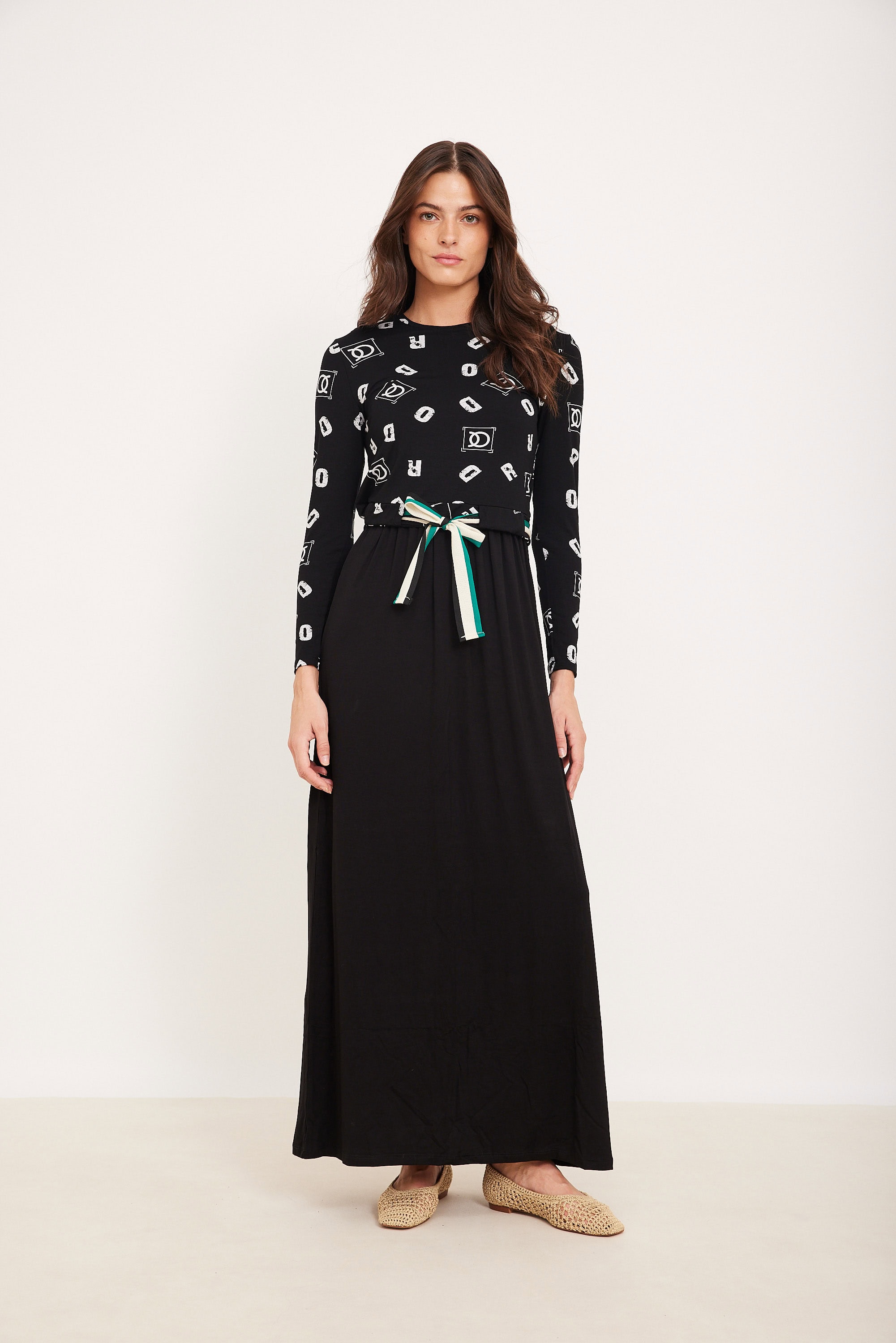 שמלת הנקה אותיות סרט ירוק שמלת מקסי שחורה עם חגורה צבעונית, לבוש אופנתי ונוח ללבוש, עיצוב מודרני ואופנתי.