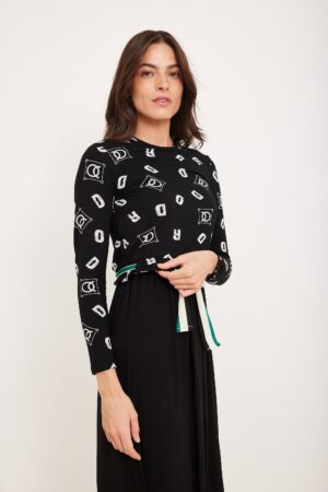 תיאור: חולצה שחורה עם דפס לבן של לוגואים אופנתיים לנשים, נוח ללבוש במראה יומיומי ואופנתי.