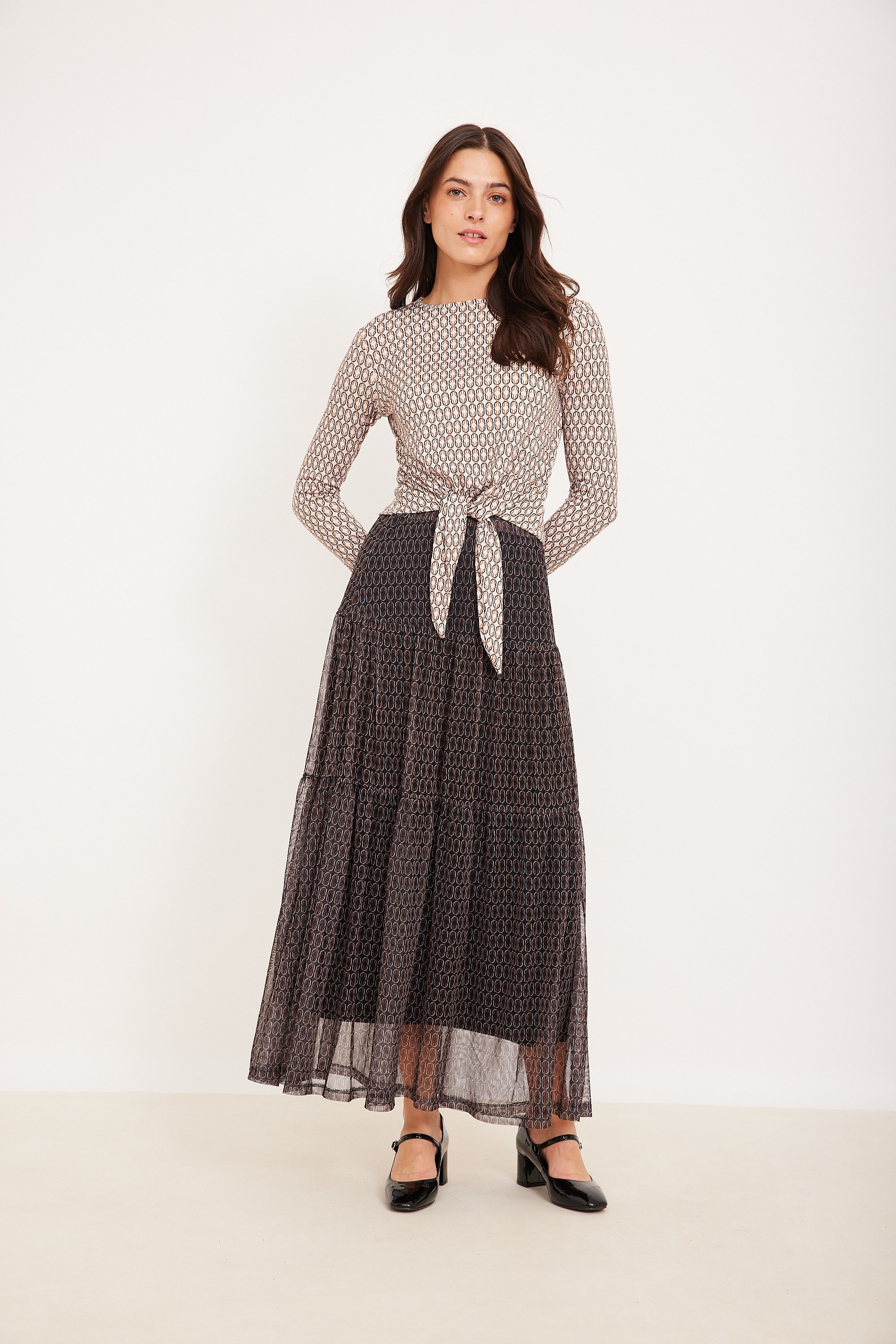 חולצת טבעות חולצה פרחונית עם קשירה במותן, חצאית רב שכבתית באופנה נוחה ואלגנטית, לאורדמן – אופנה שנוח ללבוש.