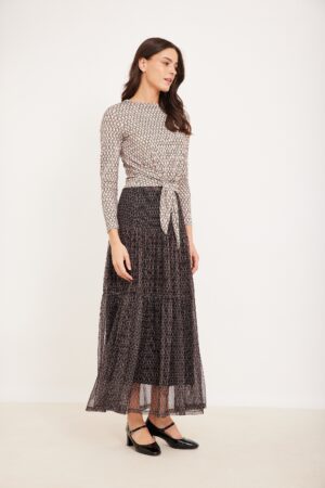 מעיל אופנה לנשים עם עיצוב נוח ומודרני, מתאים ללבוש יומיומי ואירועים מיוחדים.