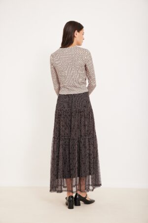 שמלת מקסי עם דפוס עדין לנוחה ללבוש.