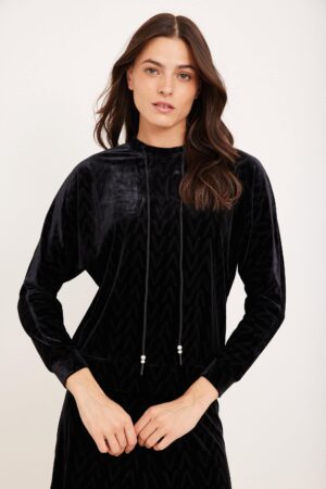 רכב עליונה מבדי קטיפה בצבע שחור מעוצבת בנוחות ומתאימה לשבתות ואירועים.