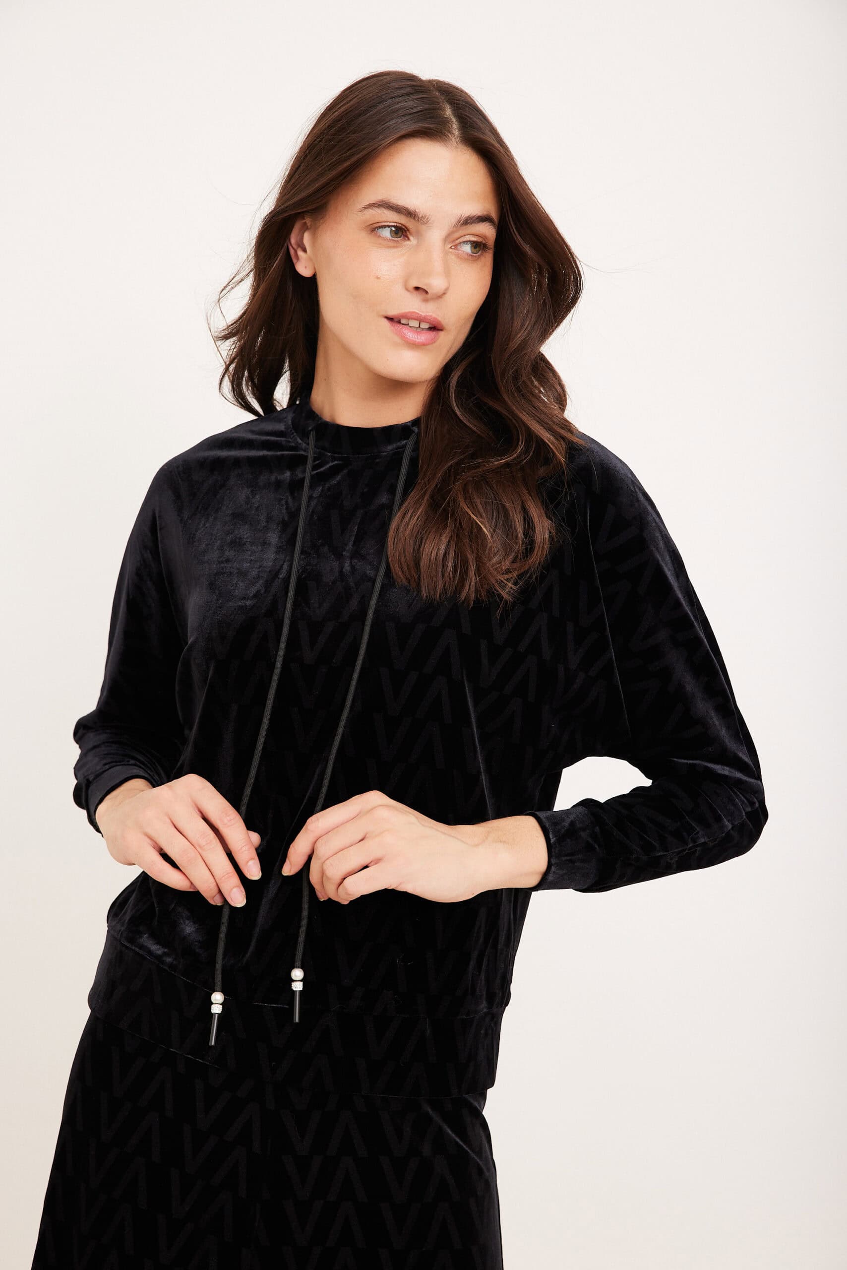 חולצת קטיפה V חלוטין, הנה תגובות ה-SEO המבוקשות:.