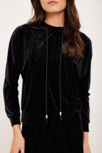 רולקטת טקסט: סווטשרט מעורבב אפור ומוברש באביזרי שחור, נוח ללבוש וסטייל מודרני.