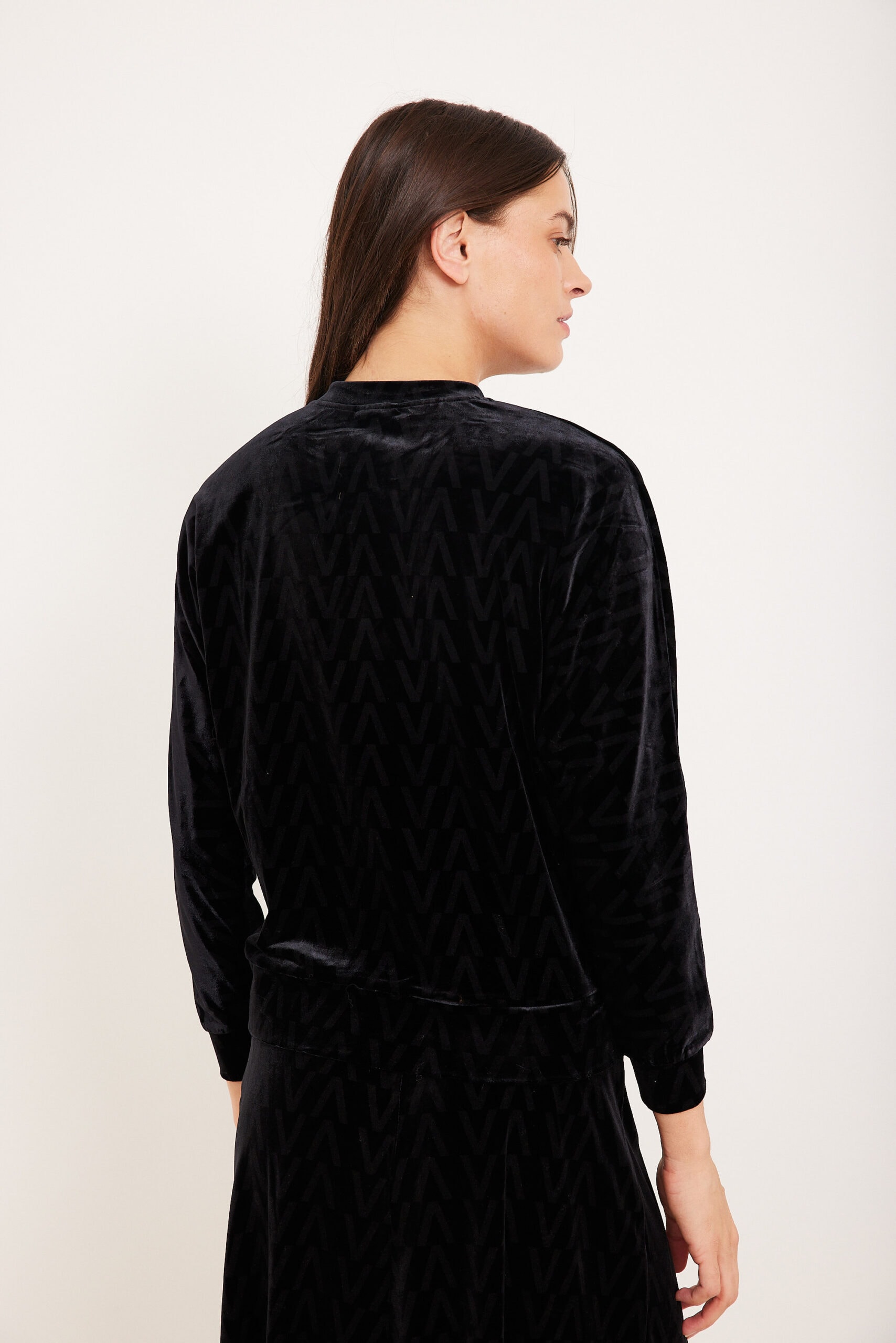 חולצת קטיפה V פרטי לבוש נוחים לנשים, אופנת אורדמן עם חומרים רכים ומרקם אופנתי.