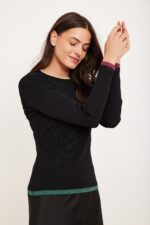 גיפאוות אופנה נוחות ללבוש, צבע שחור עם גומי ירוק וכיסים נוחים, עיצוב צר ומחמם, מתאים לסטייל יומיומי.