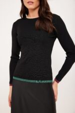 שמלת סריג שחורה עם נגיעות צבע, אופנה נוחה ללבוש באורדמן.