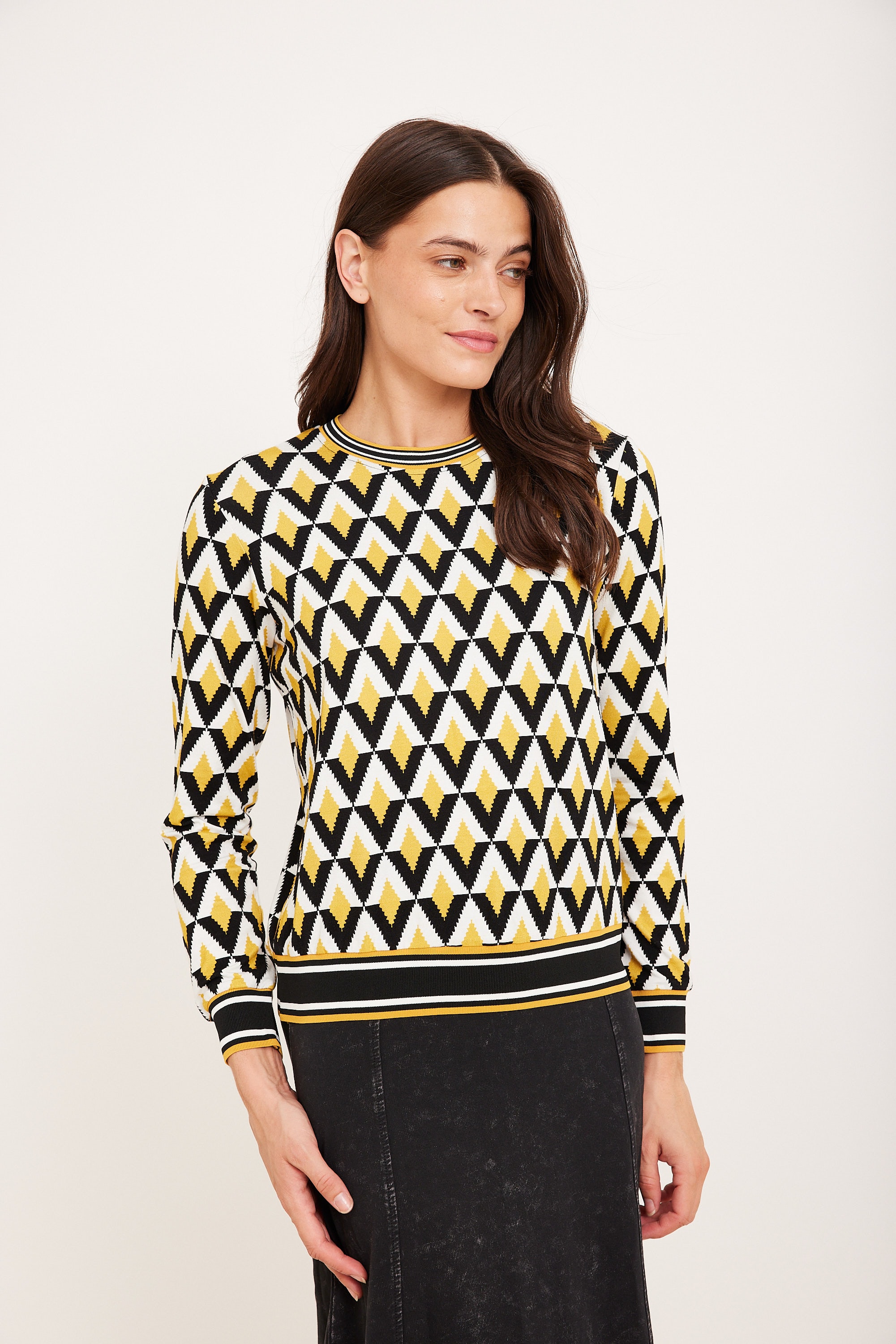 חולצת מעויינים צהוב שחור לבן מובייל ג'רזי עם עיצוב גיאומטרי בצבעים שחור, לבן וצהוב.