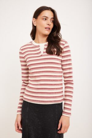 רולאק נטלי, חליפה אלגנטית ומפנקת לנשים, נוחה ללבוש ומתאימה ליצירת מראה אופנתי וקליל.