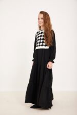 רצועת טקסט שרטוט את המהות של המעצבת - אופנה נוחה ללבוש לילדים.