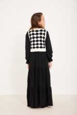 שמלת מעצבים שחורה ארוכה עם חגורה עדינה לנשים לתלבושת נוח ללבוש באופנה מודרנית.