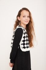 חולצה אשתנית שחורה ולבנה לילדות, אופנה נוחה לילדים, בגדי ילדות אופנתיים ואלגנטיים.