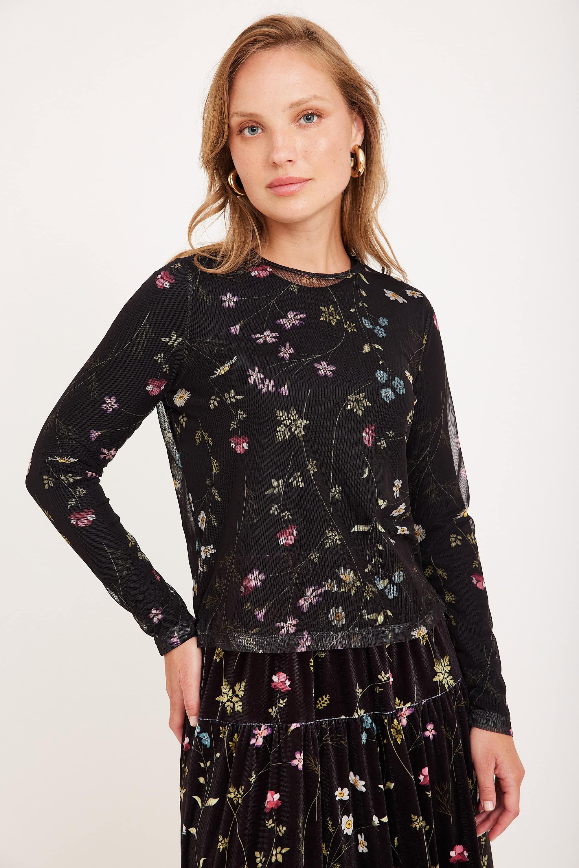 חולצת טול פרחים רושם צפוף של פרחים צבעוניים על חולצה ושני חלקי של טיקט ונעליים רכים לאירועים ולאירועים רשמיים.