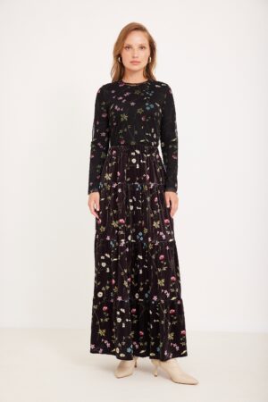 תחתית שמלה פרחונית שחורה עם טקסטורת בד רכה לנוחות מקסימלית.