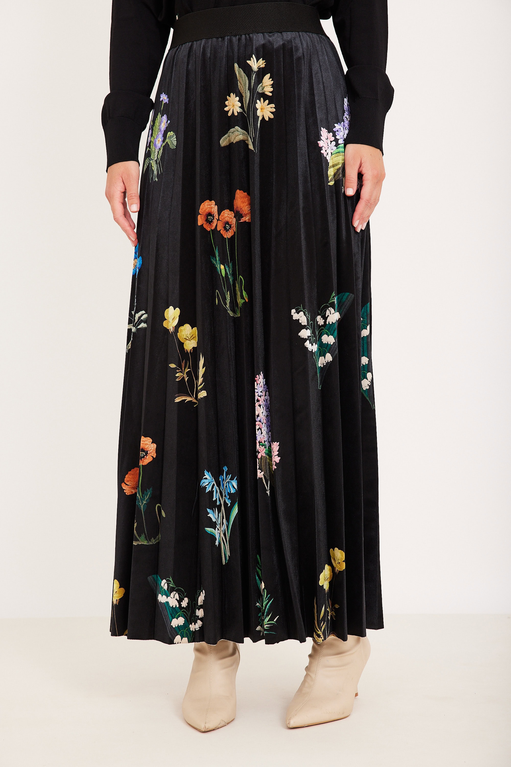 חצאית קטיפה פרחים מדריך: תפלין עם פרחים צבעוניים על חצאית מונחית אופנה אופנתית, אלגנטית ומאוד נוחה ללבוש.