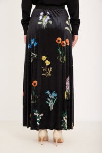 ר skirt with floral embroidery on a black background, elegant and comfortable For fashion lovers.