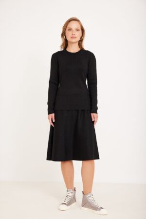 סגנון אופנה נוח ללבישה עם טקסטיל איכותי לנשים בגישה מודרנית.