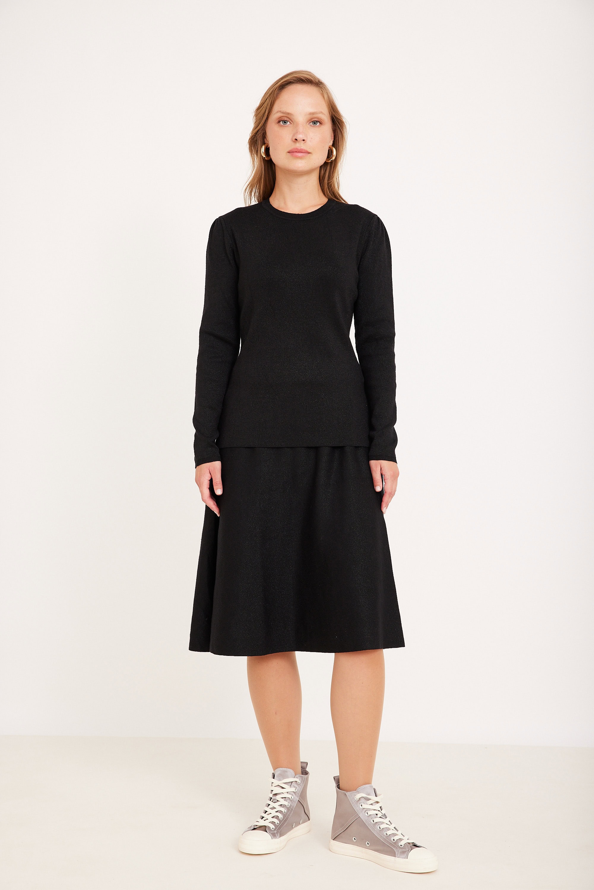 חולצת לורקס שחורה סגנון אופנה נוח ללבישה עם טקסטיל איכותי לנשים בגישה מודרנית.