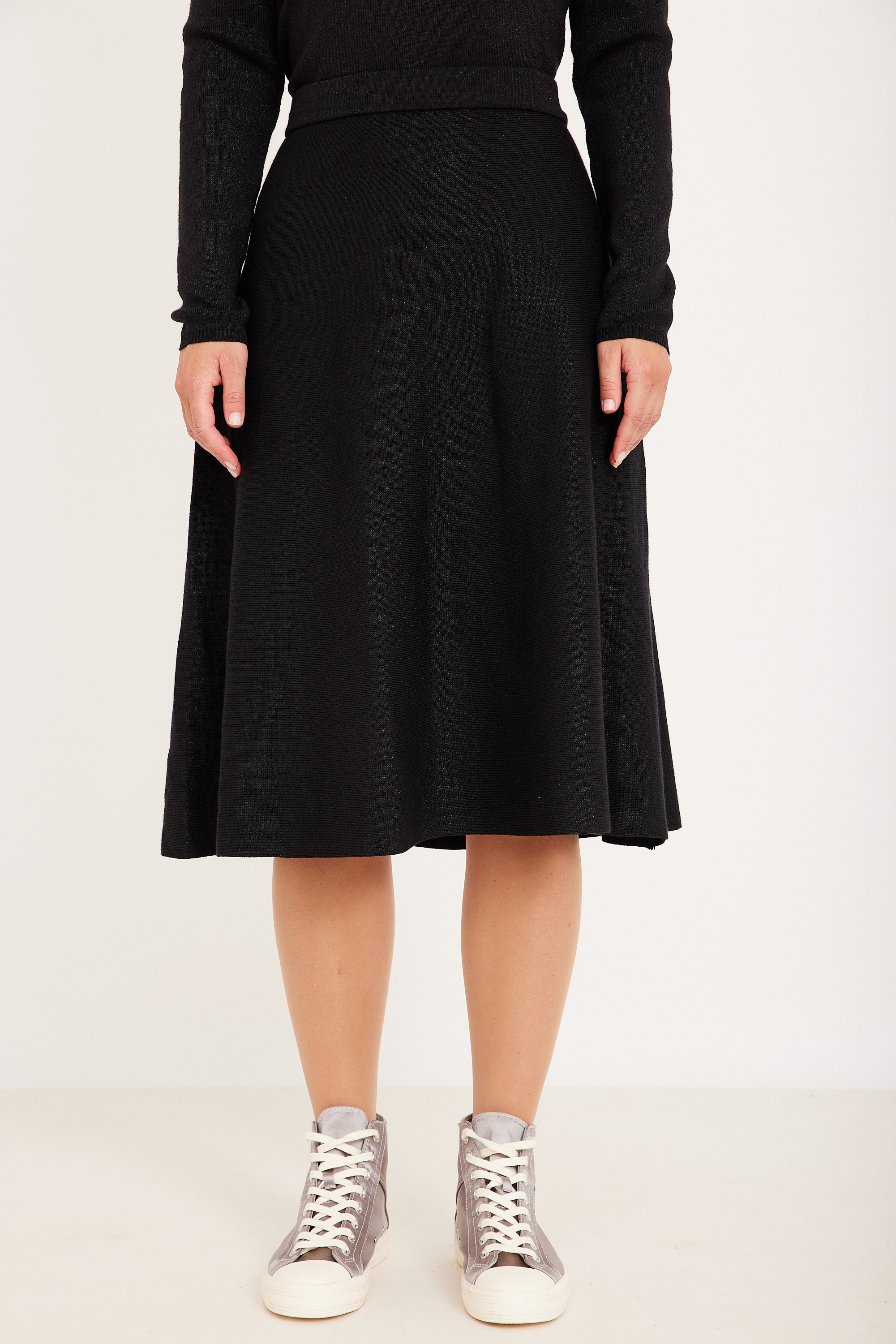 חצאית לורקס שחורה תא טקסט אלט: חצאית שחורה ארוכה עם נוחות יומיומית ואופנתית.