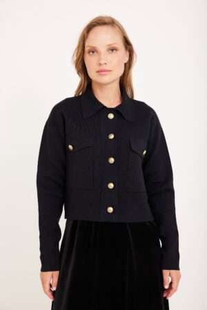 פריט בגדי נשים עם כפתורים זהב אופנת אורדמן.