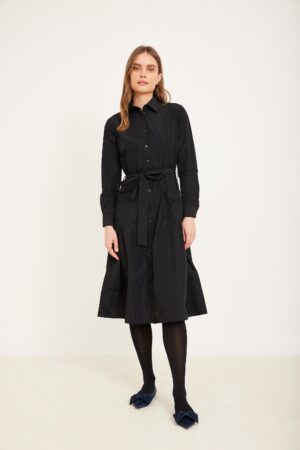 שמלת סטרץ' שחורה לאישה עם חגורה פרומה ושרוולים ארוכים, אופנת נוחות לעבודה וליומיום.