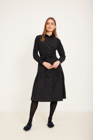 שמלת שרוולים ארוכים בשחור עם חגורה במותן, בסטייל נוח ואלגנטי, אופנה נוחה ללבוש.