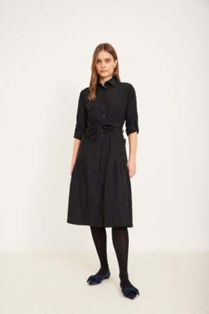 שמלת שכבה שחורה עם חגורה, נוחה ומסוגננת לאופנה יומיומית.