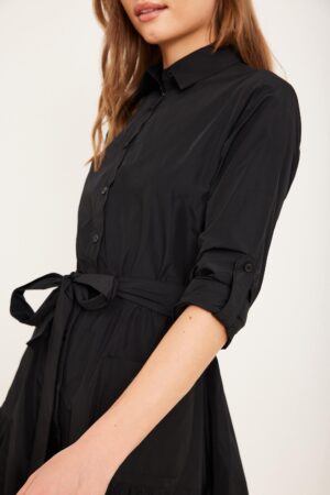 שמלת חורף שחורה עם כיסים וקישוטים שחורים, אופנה נוחה לאישה.