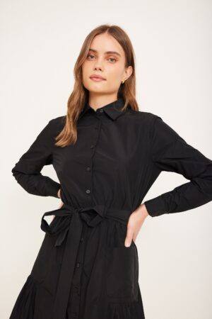 חולצה שחורה אופנתית לנשים, נעימה ללבישה ומגוונת לאירועים יומיומיים ולעבודה.