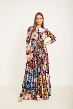 הגנת שדה תיאור: שמלה פרחונית צבעונית ואופנתית לנשים, נוחה ללבוש בהשראת אופנה ייחודית ואיכותית מבית אורדמן.