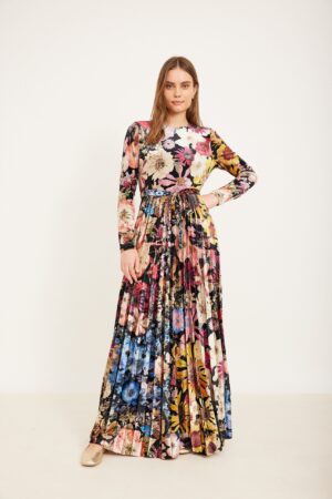 הגנת שדה תיאור: שמלה פרחונית צבעונית ואופנתית לנשים, נוחה ללבוש בהשראת אופנה ייחודית ואיכותית מבית אורדמן.