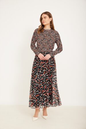 אופנה נוחה ללבוש, בגדי נשים אלגנטיים ובגדי קיץ אופנתיים.